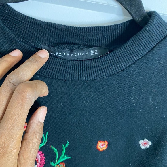 Floral Sweater with exaggerated shoulder - Picture 3 of 4